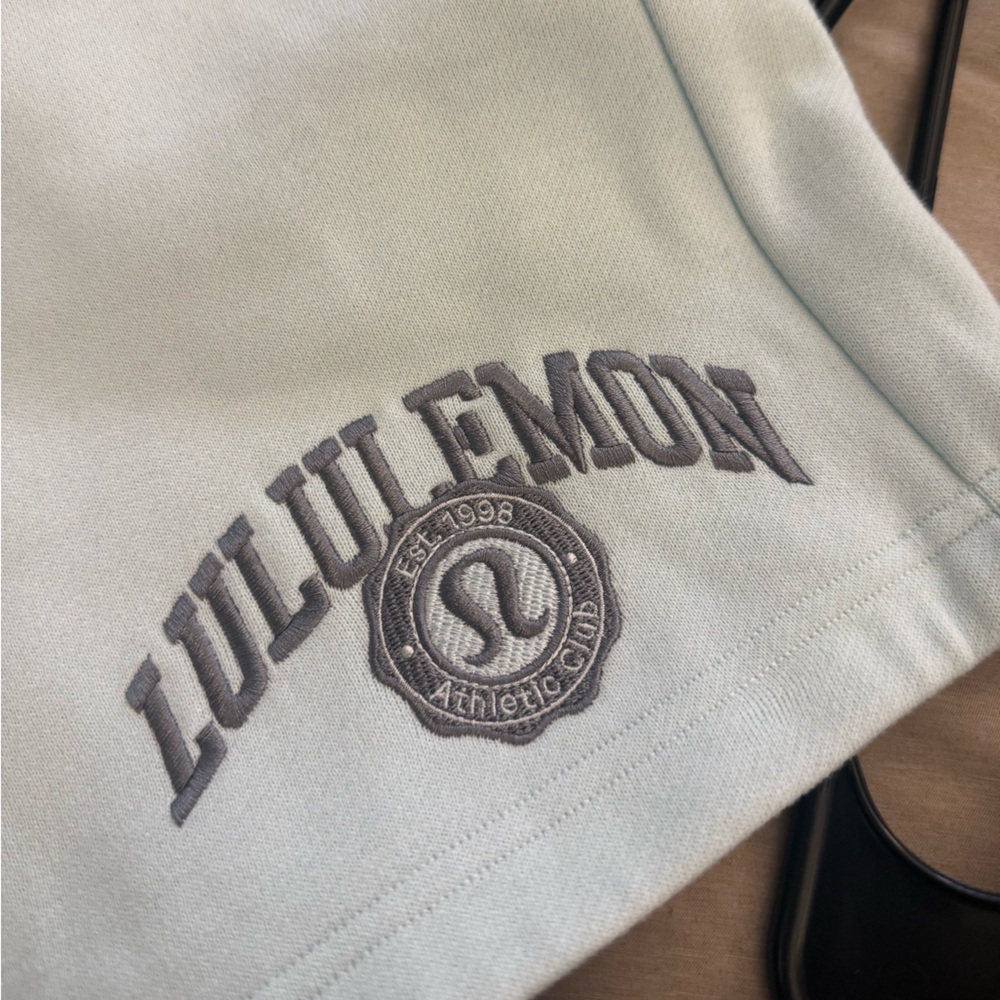 NWT Lululemon Scuba Mid-Rise Oversized Graphic Shorts 7" Inseam Sz. Small - Picture 2 of 6